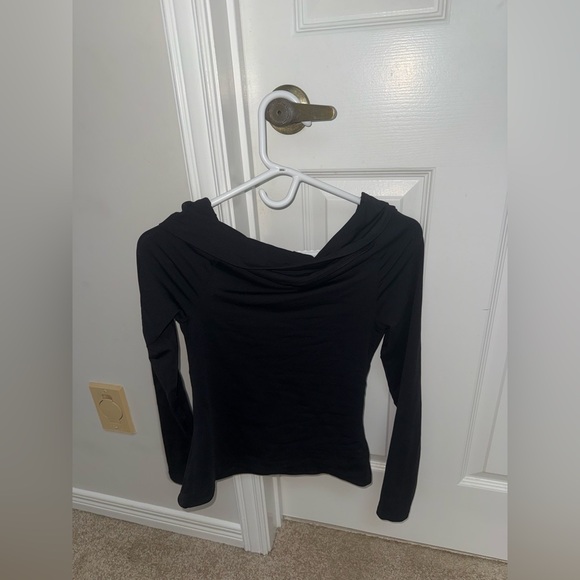 Aritzia Contour Twist Off-Shoulder Longsleeve - Picture 4 of 4